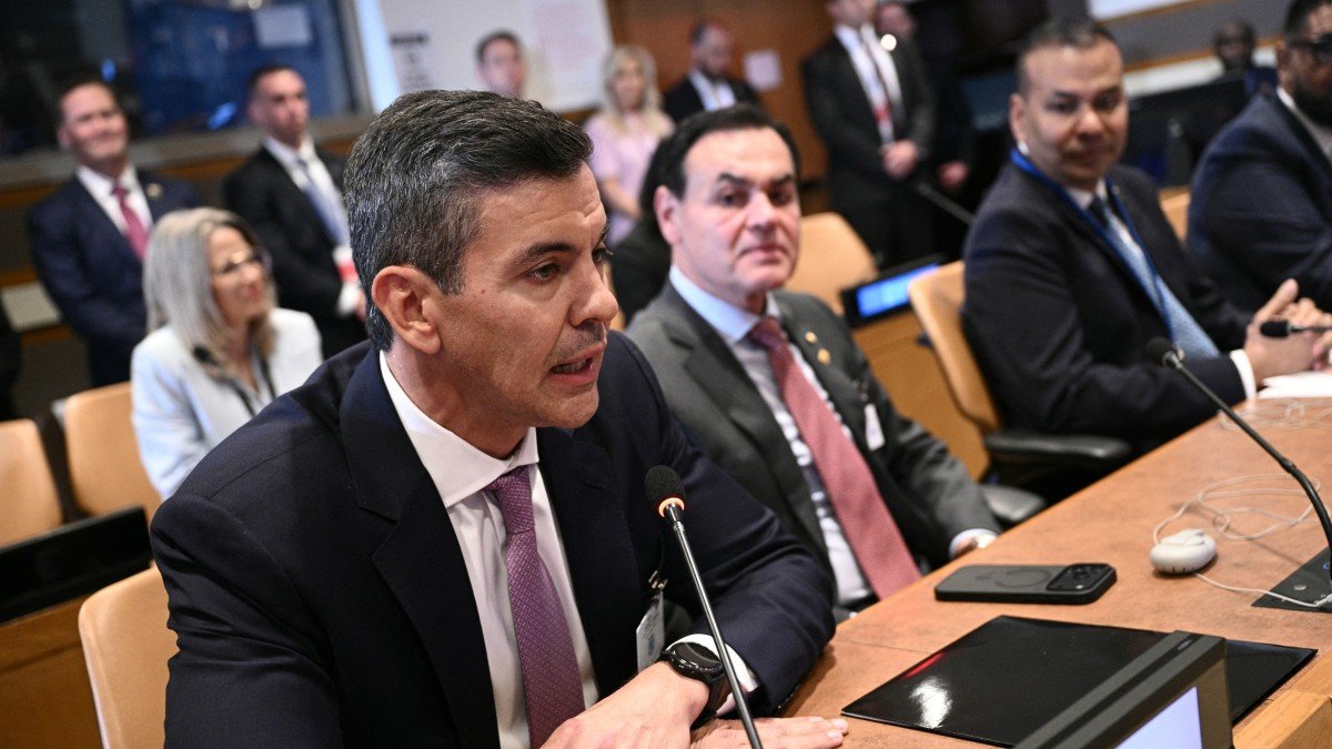 El presidente de Paraguay, Santiago Peña, participa en una reunión del