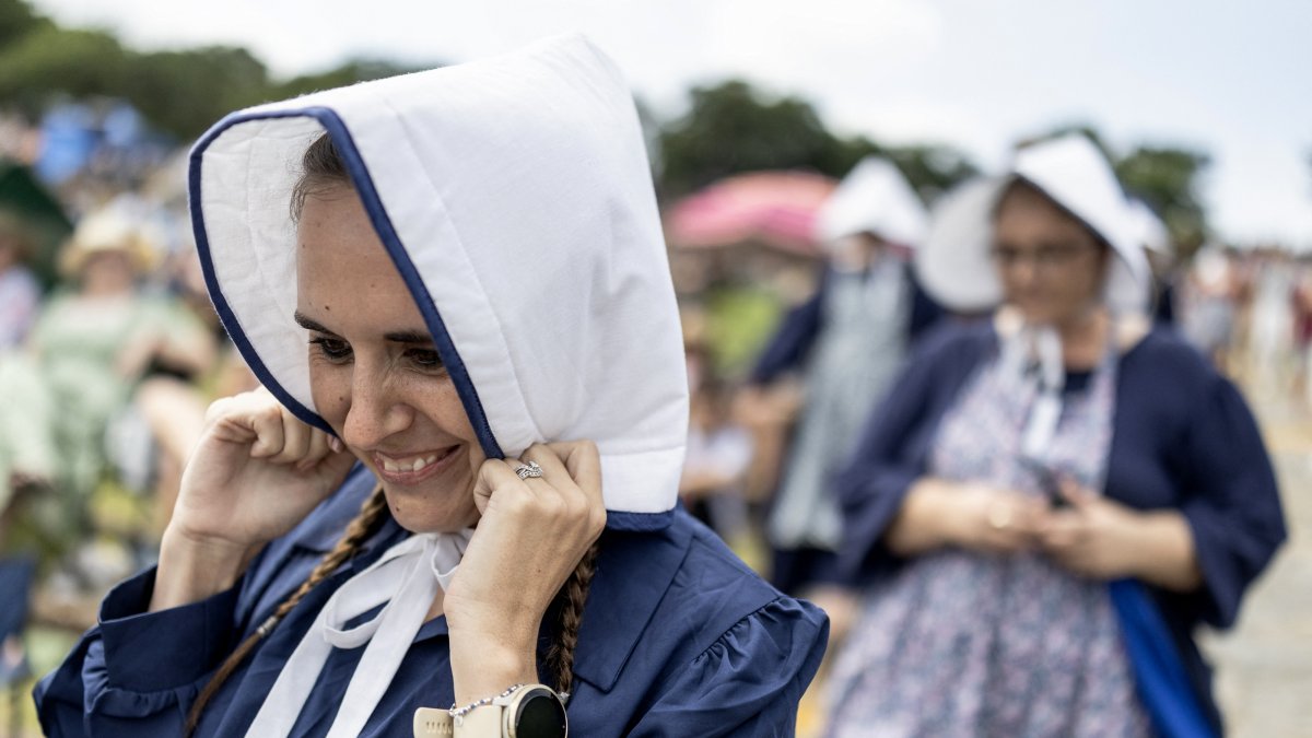Una mujer vestida con el atuendo tradicional voortrekker reacciona mientras los afrikáneres se reunieron en Pretoria, en 2025.