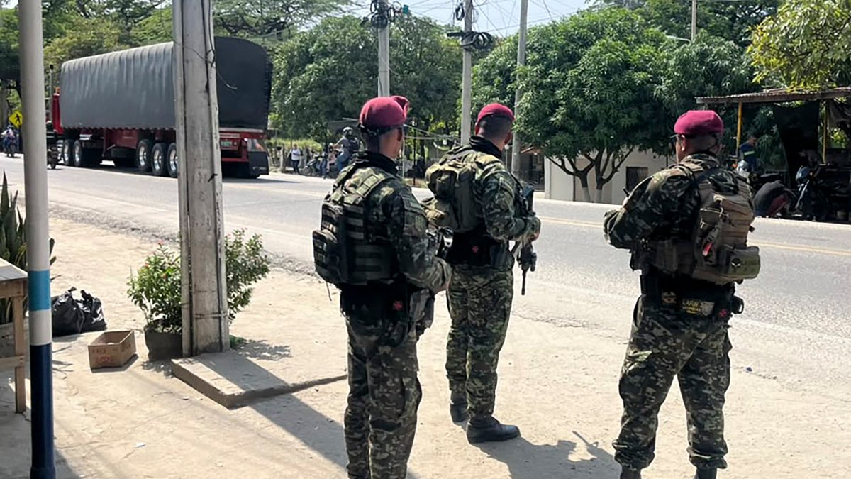 Soldados del Ejército colombiano en una carretera tras una operación militar contra el narcotráfico