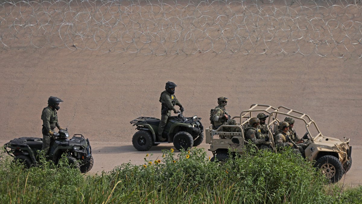 U.S. Customs and Border Protection agents / HERIKA MARTINEZ