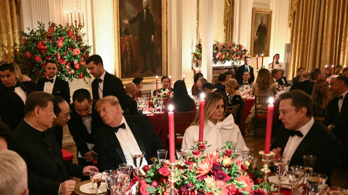 Xi Jinping (L) and Donald Trump speak during the State Dinner