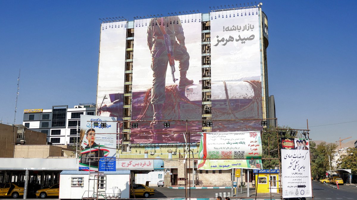 A billboard showing a member of the IRGC placing his foot on a U.S. submarine