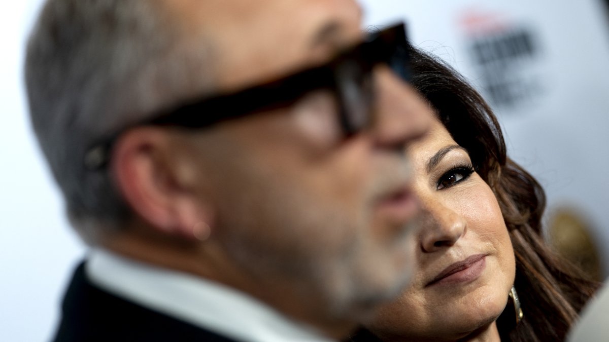 Cuban-US singer Gloria Estefan (R) and husband Cuban-US musician and producer Emilio Estefan.