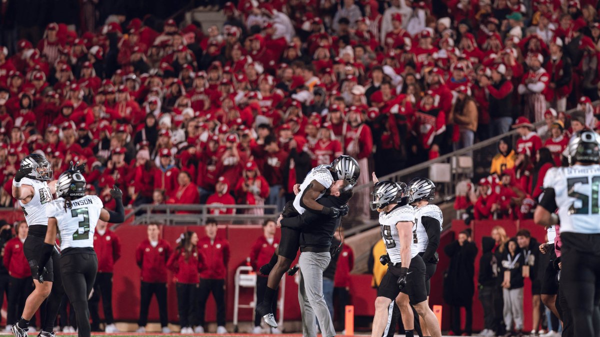 Los jugadores de los Oregon Ducks celebran una victoria