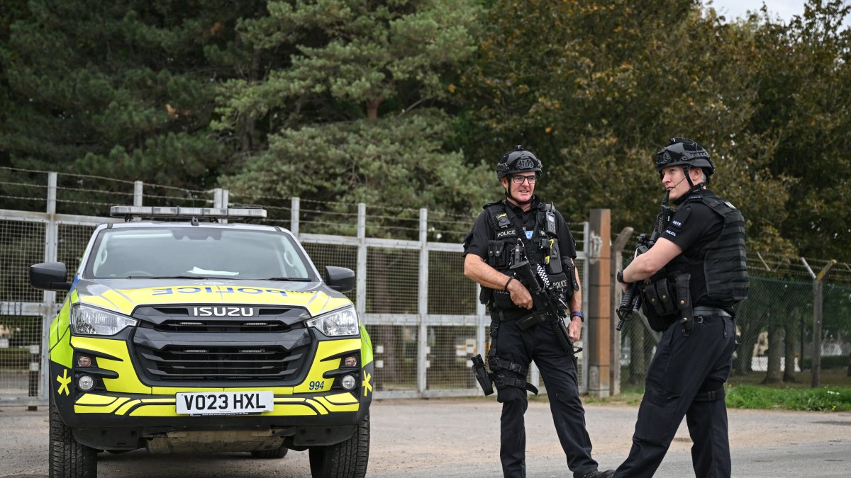 Policías armados montan guardia en un acceso a Fairford