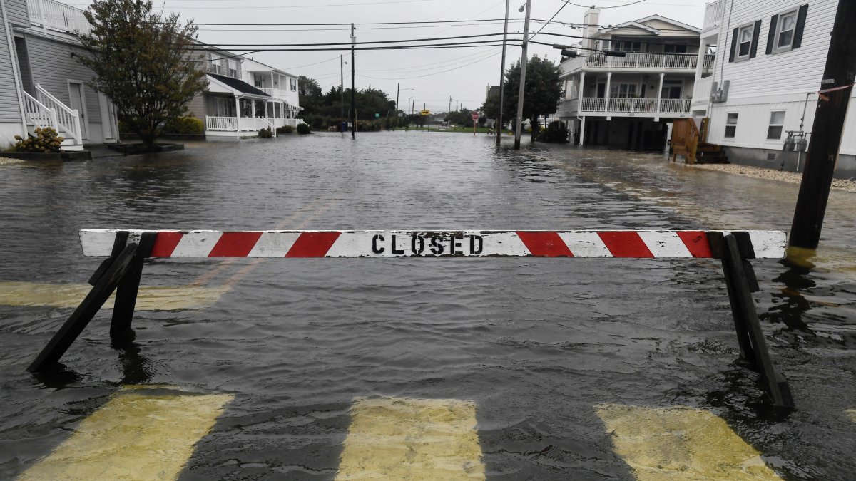 Una carretera está cerrada tras fuertes lluvias e inundaciones en Ocean City, Nueva Jersey