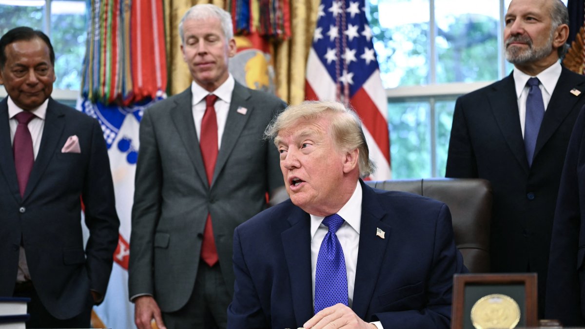Donald Trump announces the construction of the country's largest steel plant