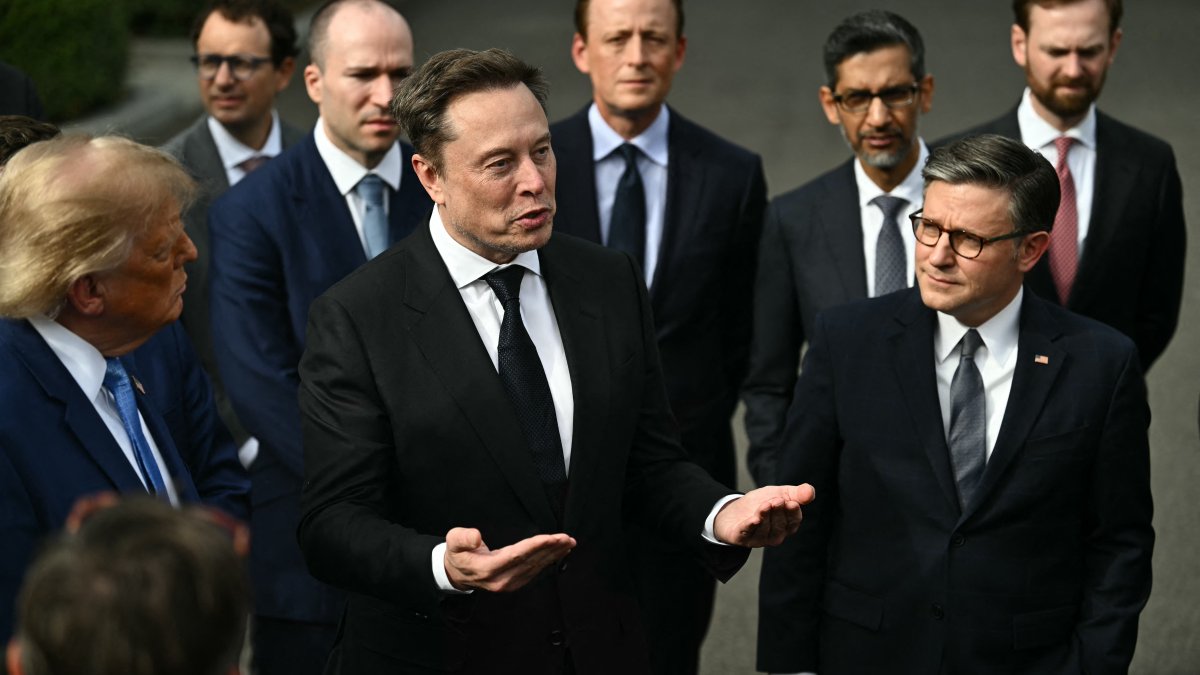 Elon Musk, junto al presidente Donald Trump, habla con la prensa este 29 de septiembre.
