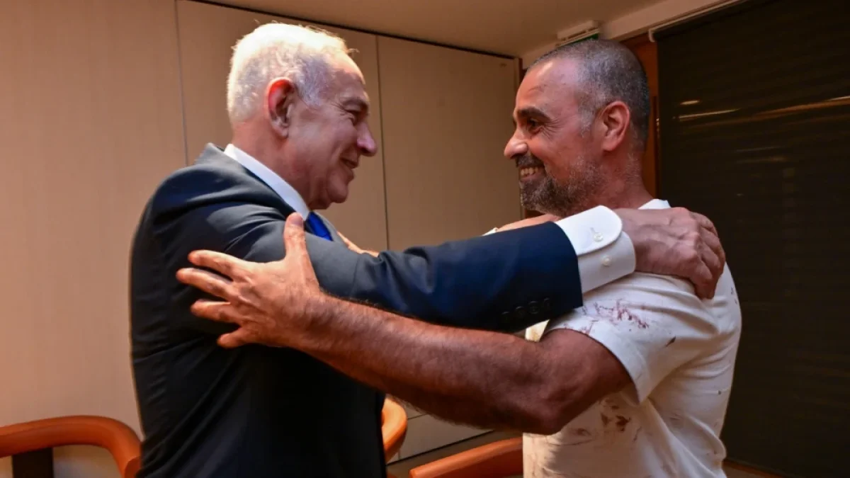 Benjamin Netanyahu da la bienvenida a Yaniv Hayun, uno de los pasajeros que ayudó a reducir al agresor