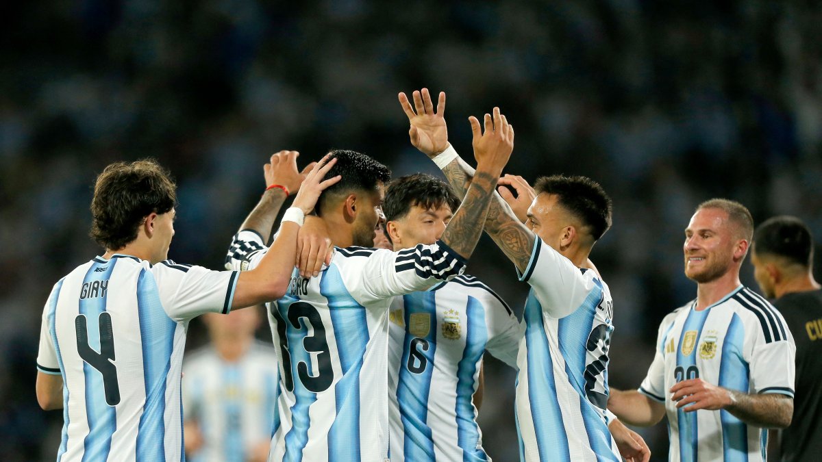 Futbolistas de la Albiceleste celebran la victoria frente a Bolivia. 30 de septiembre de 2026