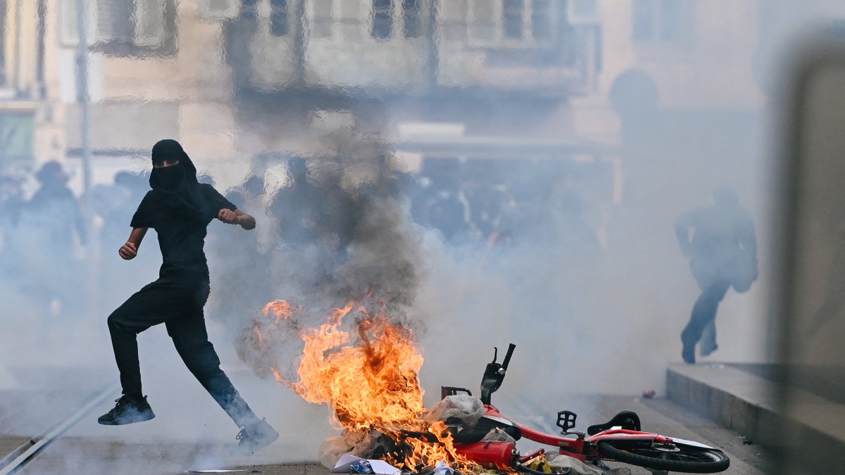 Un manifestante en Clermont-Ferrand, Francia
