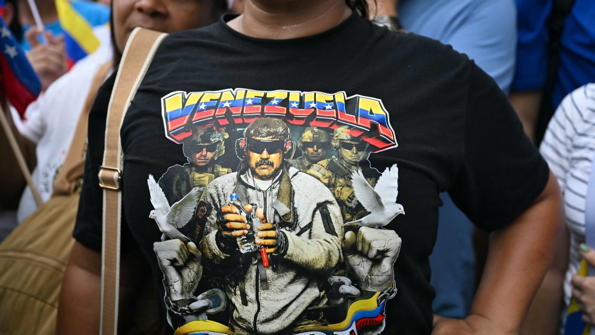 Una mujer luce una camiseta con la imagen del derrocado presidente venezolano Nicolás Maduro y la inscripción