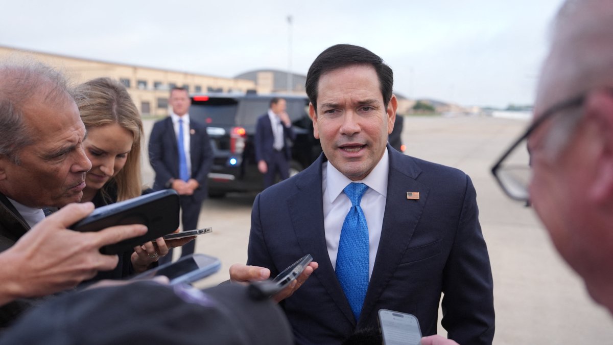 Marco Rubio habla con los medios de comunicación antes de partir hacia Islandia