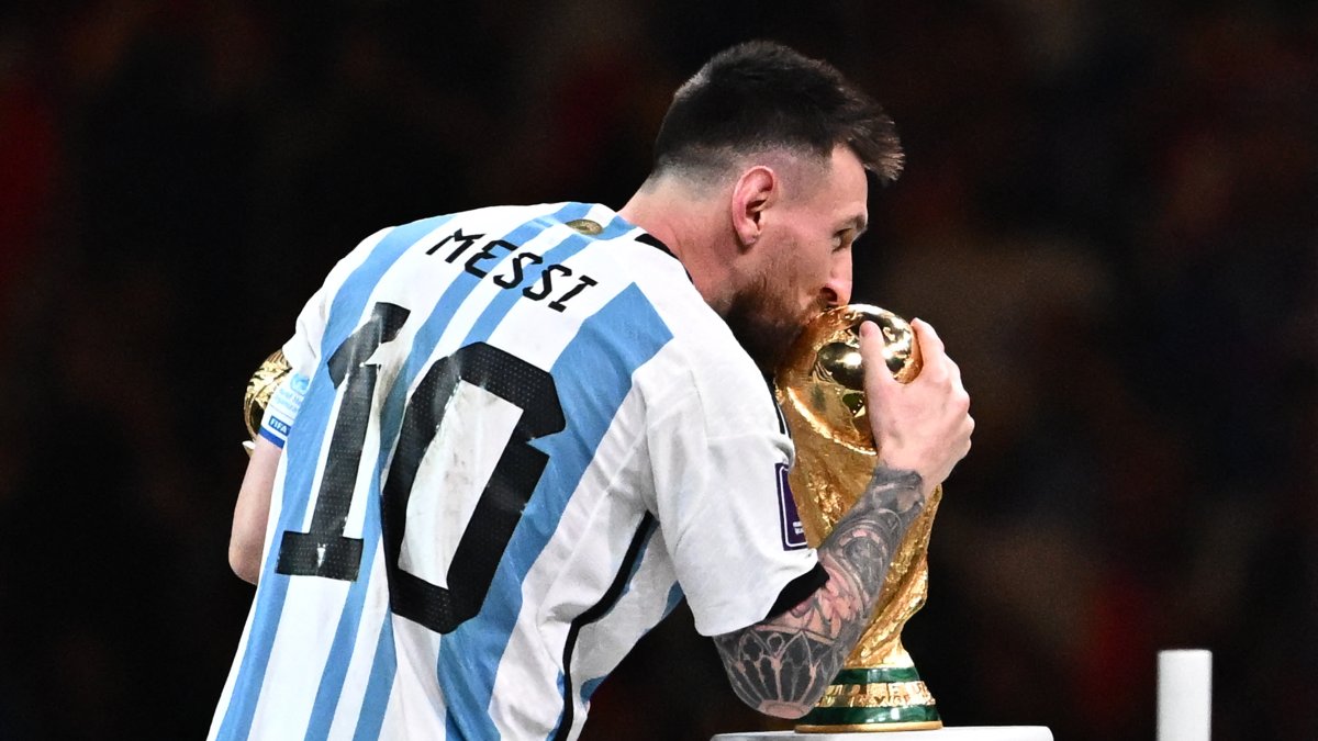 Lionel Messi besa el trofeo del Mundial de Qatar 2022 tras proclamarse campeón. Diciembre de 2022
