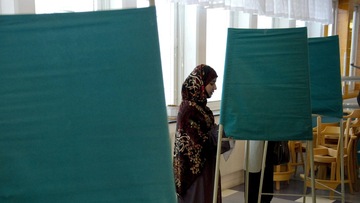 Una mujer musulmana vota durante las elecciones generales de Estocolmo-Imagen de archivo
