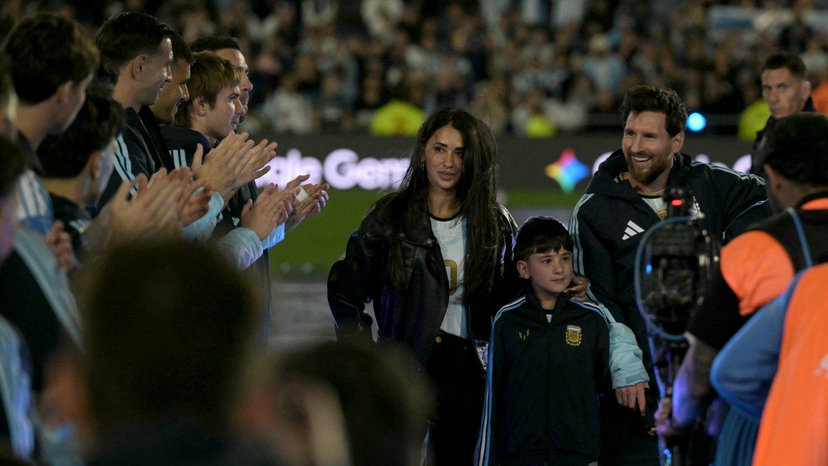 Lionel Messi, his wife Antonela Roccuzzo, and one of their sons, Ciro, leave the field