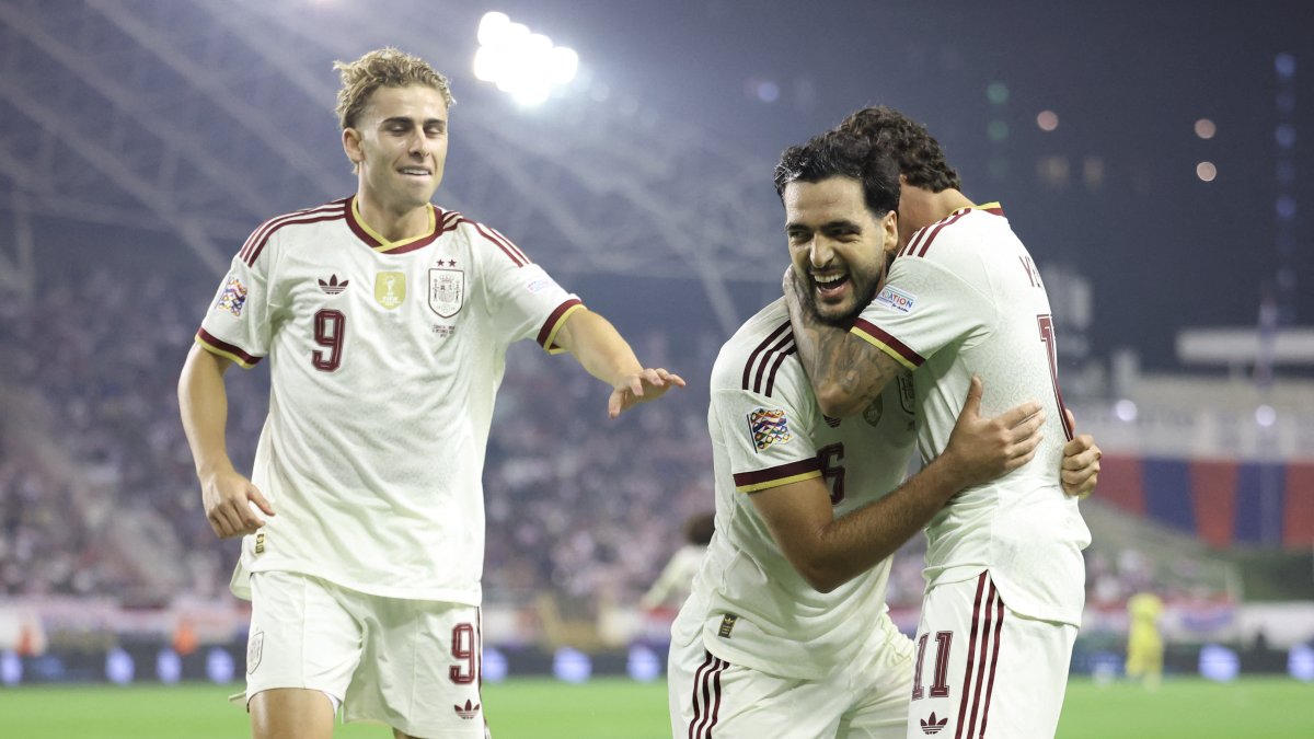 Mikel Merino (España) celebra uno de los dos goles que anotó frente a Croacia