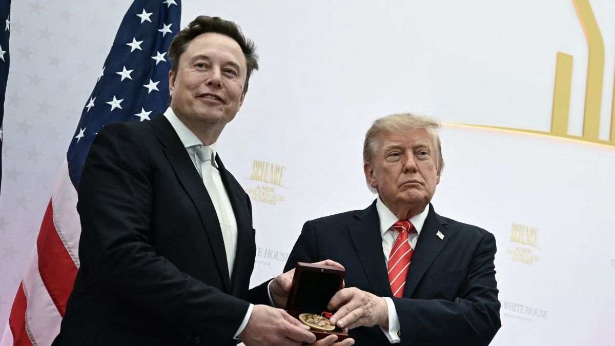 El presidente de EE. UU., Donald Trump, entrega la Medalla Nacional de la Ciencia a Elon Musk