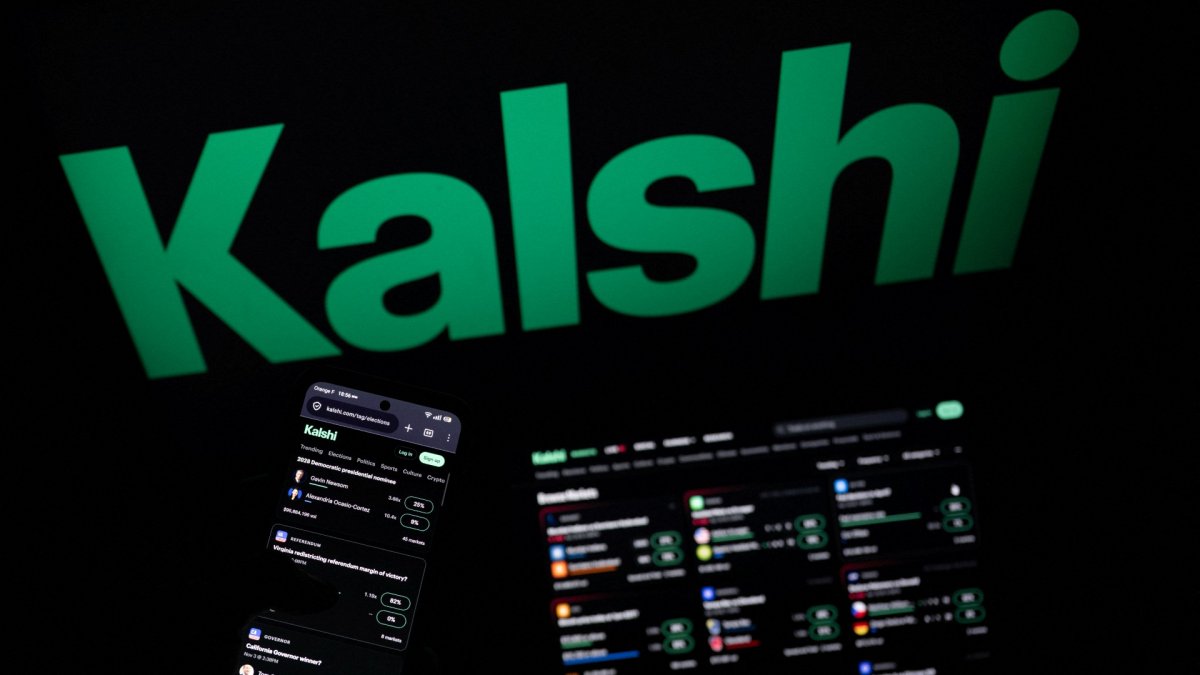 Esta fotografía muestra unas pantallas instaladas que exhiben el logotipo y la página de inicio de Kalshi