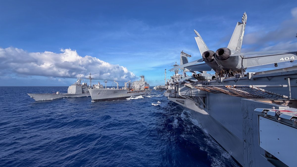 El USS Theodore Roosevelt en una operación de reabastecimiento