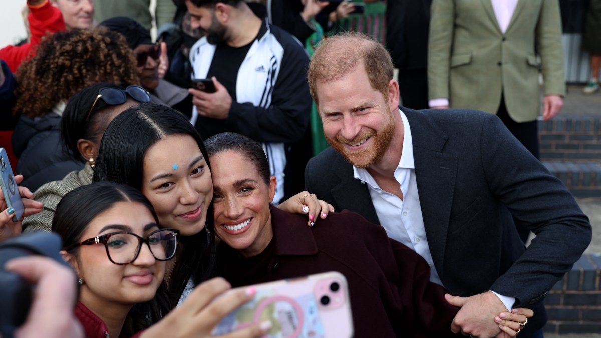 El príncipe Harry, duque de Sussex, y Meghan, saludan a los asistentes a su salida del Community Recording Studio