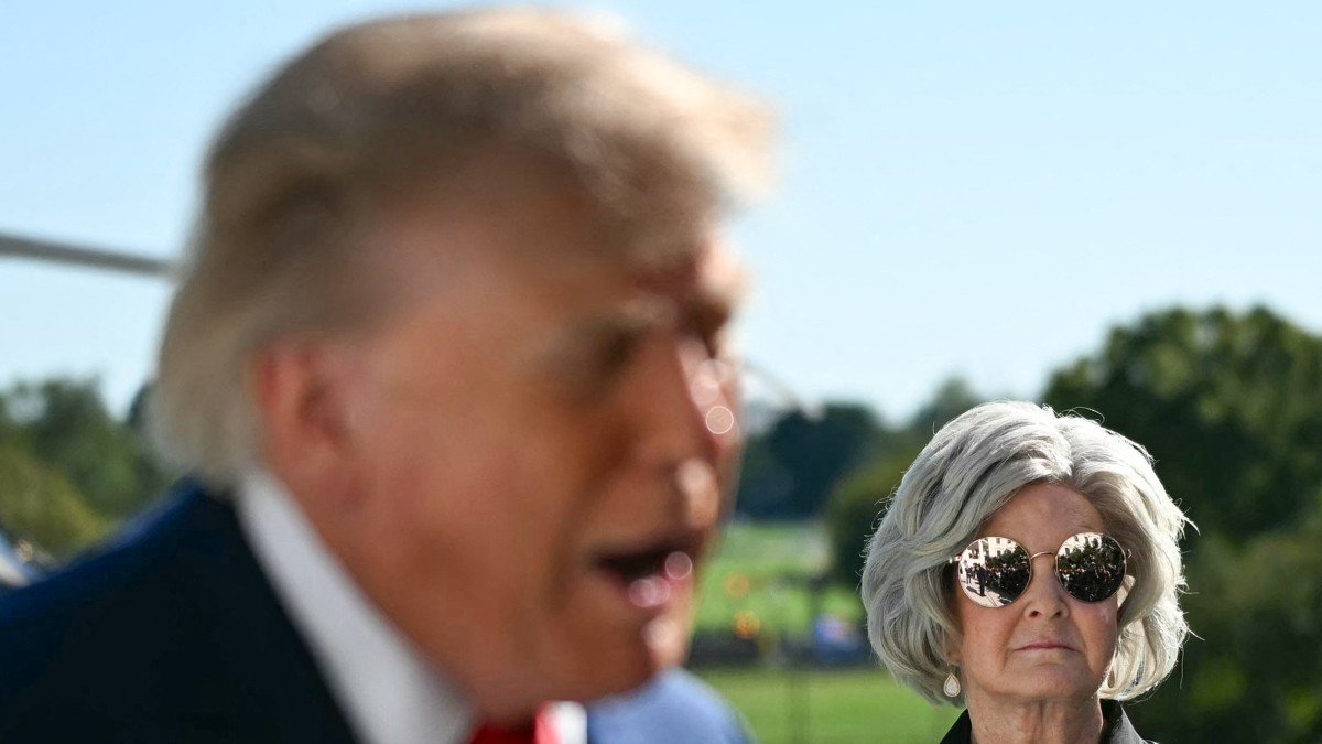 Susie Wiles observa mientras el presidente Donald Trump habla con la prensa