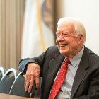 Jimmy Carter sentado sonriendo durante el año 2013.