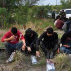 Inmigrantes detenidos en la frontera sur intentando entrar en los Estados Unidos mientras la Casa Blanca no hace nada.
