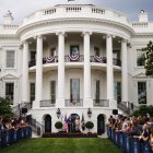 El Presidente Joe Biden pronuncia un discurso en el Jardín Sur ante la mirada de la Primera Dama Jill Biden, anfitriona del Picnic del Congreso en la Casa Blanca