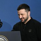 El presidente de Estados Unidos, Joe Biden, saludando al presidente de Ucrania, Volodymyr Zelenski