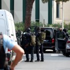 Policía en la escena de un ataque con explosivos contra una sinagoga en Francia