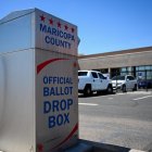Un buzón de votos en Maricopa.