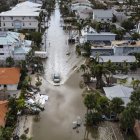 Huracán Milton: En esta foto aérea, un vehículo circula por una calle inundada tras el paso del huracán Milton, en Siesta Key, Florida, el 10 de octubre de 2024.