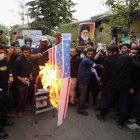 Manifestantes queman una bandera estadounidense en Teherán, Irán