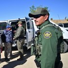 Crisis Fronteriza: Agentes de Aduanas y de la Patrulla Fronteriza dirigen a inmigrantes que ingresaron ilegalmente a Estados Unidos.