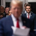 Elecciones presidenciales 2024 | Gaetz, en segundo término, asiste a las declaraciones de Trump tras unas de sus vistas por el caso Stormy Daniels.