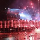 Una línea policial recibe disparos de fuegos artificiales en Tiflis, Georgia