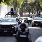 Elementos de la Guardia Nacional participan en un dispositivo de seguridad frente a la FiscalÃa Especializada en Materia de Delincuencia Organizada