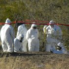 Expertos forenses trabajan en el sitio donde fueron encontrados al menos 18 cuerpos en una fosa clandestina en el rancho El Capricho, cerca de la ciudad fronteriza de Ciudad Juárez, México, en el norte del país, el 29 de noviembre de 2010.
