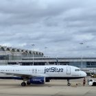 Un avión de JetBlue aterrizado en un aeropuerto
