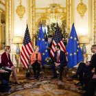 JD Vance dialoga con Ursula Von Der Leyen tras la cumbre de parís