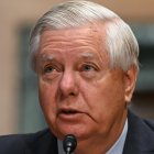 Graham testificando a favor de Scott Bessent/ Andrew Caballero- Reynolds