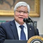 C.C. Wei, presidente y consejero delegado de TSMC, habla después de que el presidente estadounidense, Donald Trump, anunciara que el gigante de fabricación de chips TSMC invertirá "al menos" 100.000 millones de dólares en Estados Unidos para construir instalaciones de fabricación de chips "de última generación" en la Sala Roosevelt de la Casa Blanca en Washington, DC, el 3 de marzo de 2025. (Foto de ROBERTO SCHMIDT / AFP)