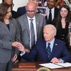 El presidente de EE.UU. Joe Biden (C) entrega el bolígrafo que utilizó para firmar una orden ejecutiva sobre la prevención de la violencia armada a la vicepresidenta de EE.UU. Kamala Harris (L) en la Sala Este de la Casa Blanca en Washington, DC, el 26 de septiembre de 2024.
