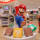 Un visitante pasa junto a una gran escultura de Mario expuesta en la Nintendo Store del centro comercial Parco. (Foto de Stanislav Kogiku / SOPA Images/Sipa USA) *** Local Caption *** 34420933