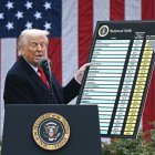Donald Trump sujeta la lista de aranceles durante el Día de la Liberación