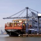 El Maersk Horsburgh adelanta al mayor carguero del mundo, el MSC Loreto, mientras está atracado en el puerto de Felixstowe, en Suffolk. El buque, que comparte el título de mayor del mundo con su gemelo MSC Irina, mide 400 metros de eslora y tiene capacidad para más de 24.346 contenedores.