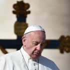 (ARCHIVO) El Papa Francisco camina junto a un crucifijo - AFP