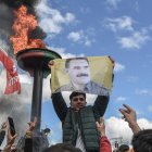 Un hombre sostiene un retrato de Abdullah Öcalan, líder del PKK