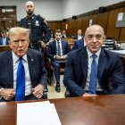 El candidato presidencial republicano Donald Trump, acompañado por el abogado Emil Bove (derecha), asiste a su juicio penal en el Tribunal Penal de Manhattan, en la ciudad de Nueva York, el 30 de mayo de 2024. El jurado regresa el jueves para una segunda jornada de deliberaciones en el juicio penal de Donald Trump, dejando al candidato presidencial republicano y al país a la espera de una decisión que podría dar un vuelco a las elecciones de noviembre.